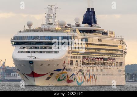 NCL`s Kreuzer NORWEGISCHER STERN aus dem Hafen von Kiel nach Abschluss des izt-Anrufs in diesem Hafen. Stockfoto